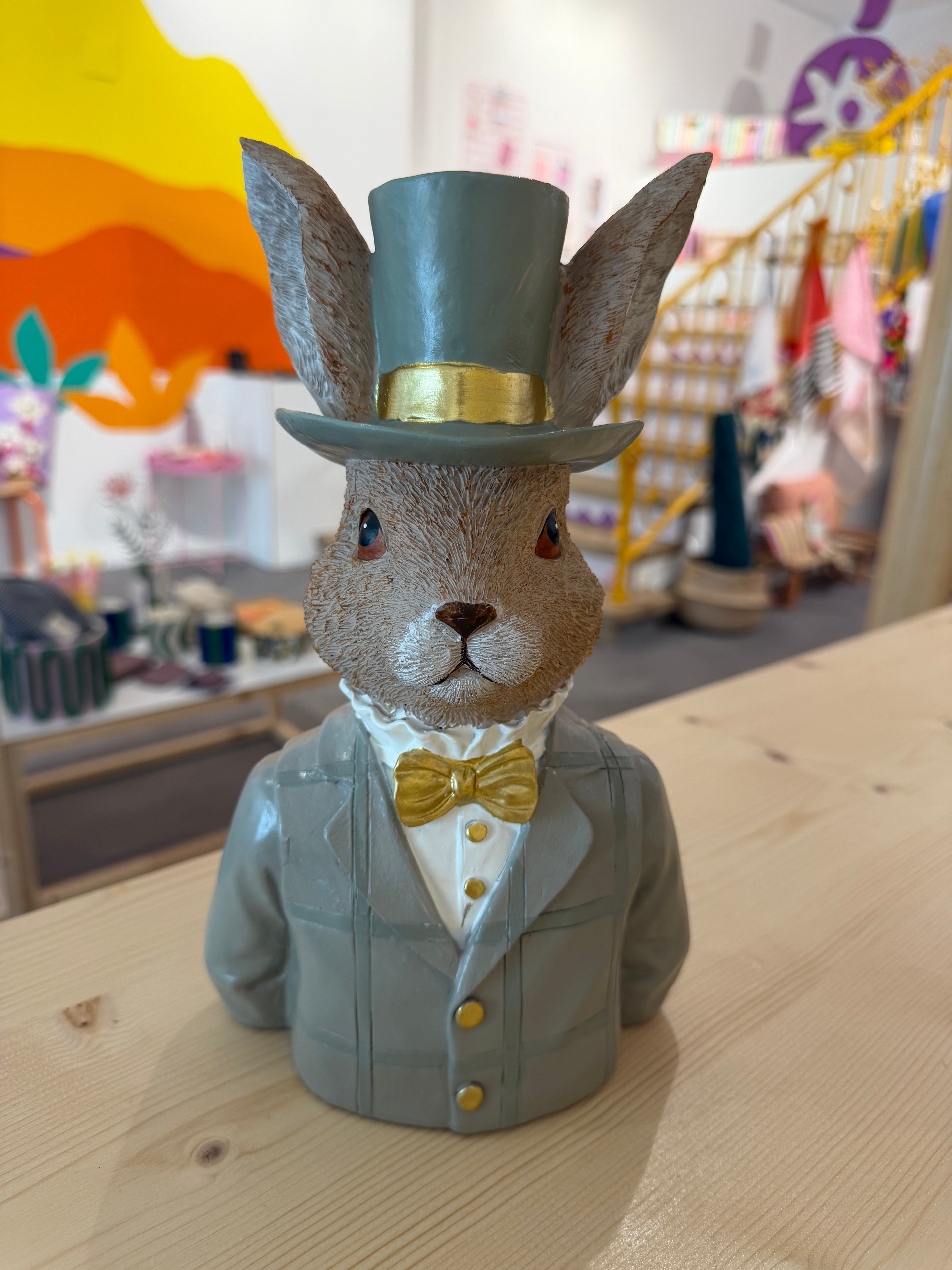 Hase mit Krawatte